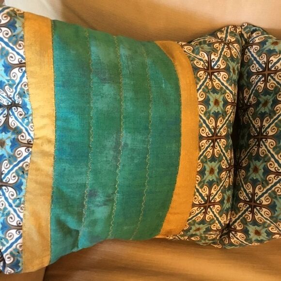CLOSEOUT SALE $20 NWT Set of Two Handcrafted Quilted Pillows - Picture 7 of 9